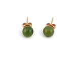 une paire de boucles d'oreilles en jade vert et en or sur fond blanc