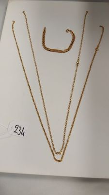 une boîte blanche sur laquelle sont posés un collier et une paire de boucles d'oreilles
