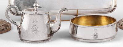 un plateau en argent avec une théière en argent, un plateau en argent avec une théière en argent, un plateau en argent avec une théière en argent et un plateau en argent