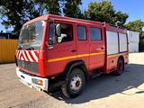 un camion de pompiers rouge garé sur un parking