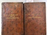 deux vieux livres posés sur une table l'un à côté de l'autre