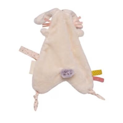 une peluche allongée sur une surface blanche