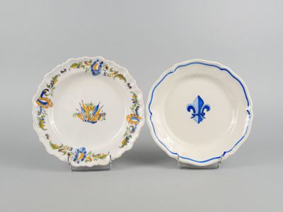 deux assiettes ornées de motifs bleus et jaunes sur un fond gris