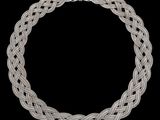 un collier en or blanc et diamants sur fond noir