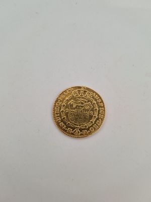 une pièce d'or sur une surface blanche