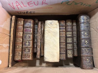 une boîte remplie de vieux livres posée sur une table