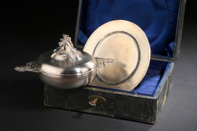 une assiette en argent et un bol en argent dans une boîte
