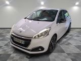 la petite voiture blanche est garée dans le garage sur un sol en damier