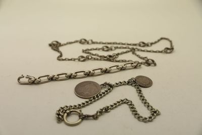 une chaîne en argent à laquelle est accrochée une pièce