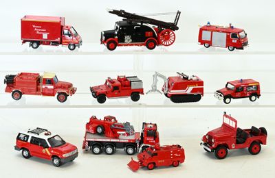 de nombreux modèles différents de camions de pompiers miniatures sont exposés