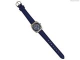 un gros plan d'une montre avec un bracelet bleu sur fond blanc