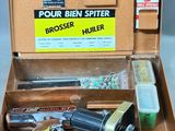 une boîte contenant des outils posée sur une table