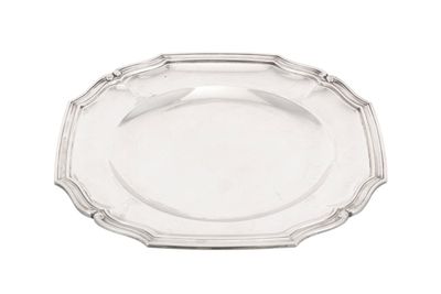 une image d'un plateau d'argent sur fond blanc