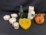 de nombreux types de vases et de coupes sur la table