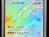 un gros plan sur une carte à collectionner Pokémon dans un étui en plastique