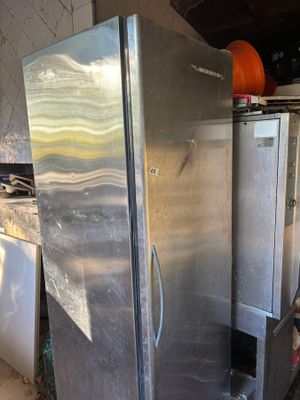 un réfrigérateur argenté au milieu d'une cuisine
