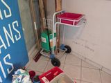 une photo d'une salle de bains avec des toilettes et une poubelle