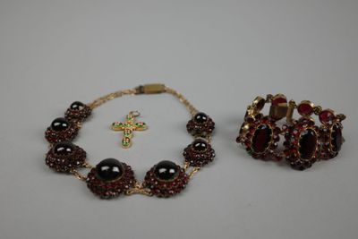 deux bijoux, dont une croix et un bracelet