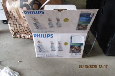 une boîte contenant des produits Philips posée par terre
