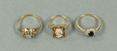 trois bagues en or ornées d'un diamant noir et d'un diamant blanc