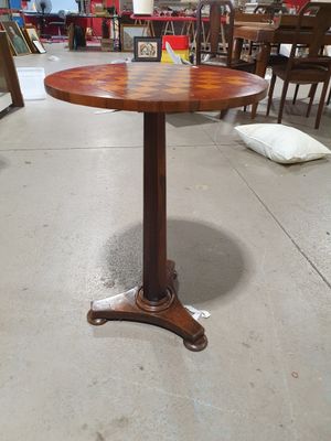 une table posée à même le sol dans un magasin