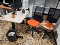 1 bureau assis debout métal et mélaminé bois clair