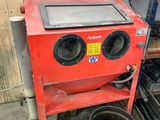une machine rouge qui se trouve dans un garage