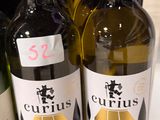 trois bouteilles de vin sont posées sur une étagère dans un magasin