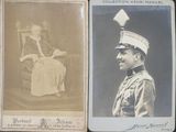 une vieille photo en noir et blanc représentant un homme en uniforme et une femme assise sur une chaise