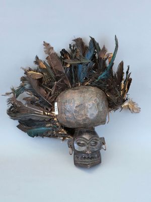 une image représentant un masque orné de plumes