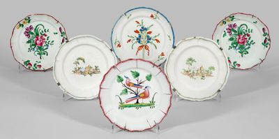 Sechs Teller mit Blumen- und Landschaftsdekor Fayence. Forme…