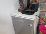un petit réfrigérateur sur lequel est posée une cafetière