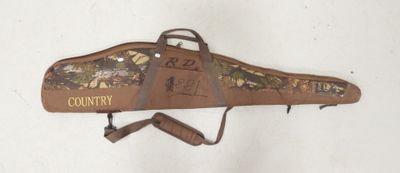 un étui à fusil accroché au mur à l'aide d'une sangle
