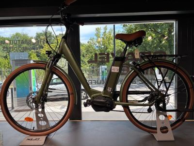 un vélo exposé devant une vitrine