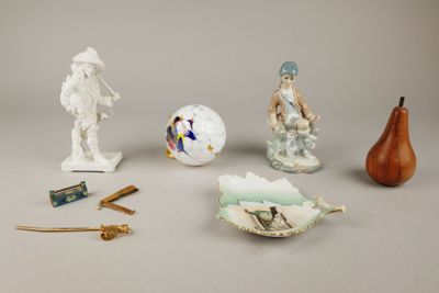 Plusieurs figurines de formes et de tailles variées sont exposées sur une table