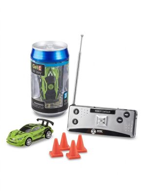 la voiture télécommandée se trouve à côté d'une canette de soda