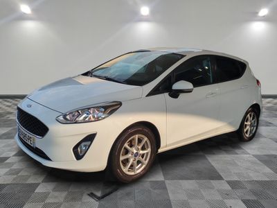 La Ford Fiesta blanche est garée sur un sol à damier.