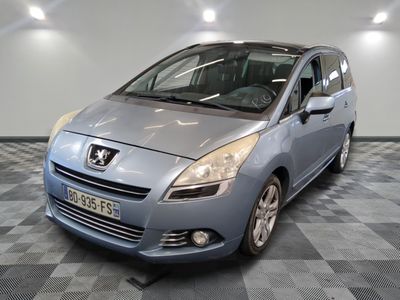 la photo d'une voiture bleue garée dans un garage