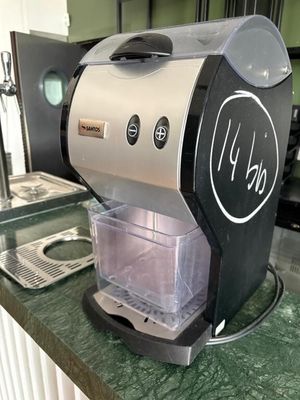 une machine à café posée sur un comptoir dans une cuisine