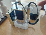 un téléphone portable posé sur un support, sur une table