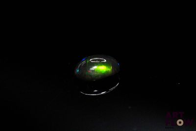 une image représentant une souris d'ordinateur qui brille dans le noir