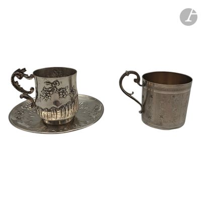 paire de tasses et soucoupes plaquées argent