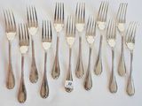 beaucoup de fourchettes et de cuillères sur la table