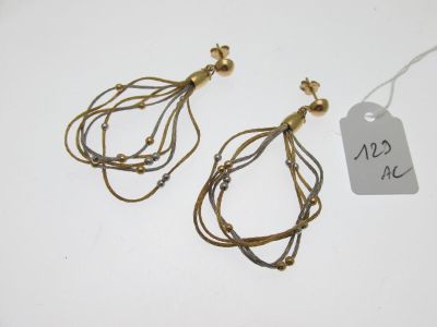 deux paires de boucles d'oreilles en or et en argent sur un fond blanc