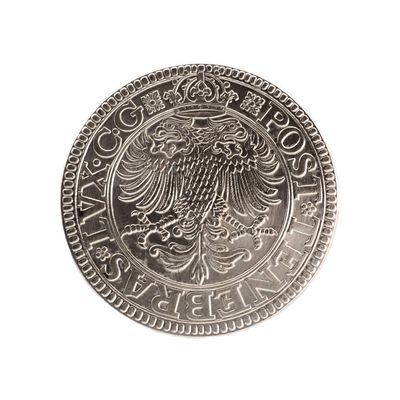 Gros plan sur une pièce d'argent ornée d'un aigle