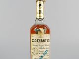 une photo d'une bouteille de whisky « Old Chartet » posée sur une table