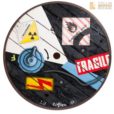 une photo d'une horloge sur laquelle sont collés des autocollants