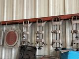 tout un tas d'outils accrochés au mur