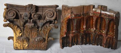 deux morceaux de bois sculptés posés sur une table