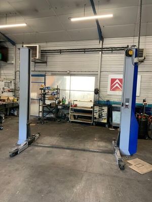 une photo d'un garage rempli d'outils